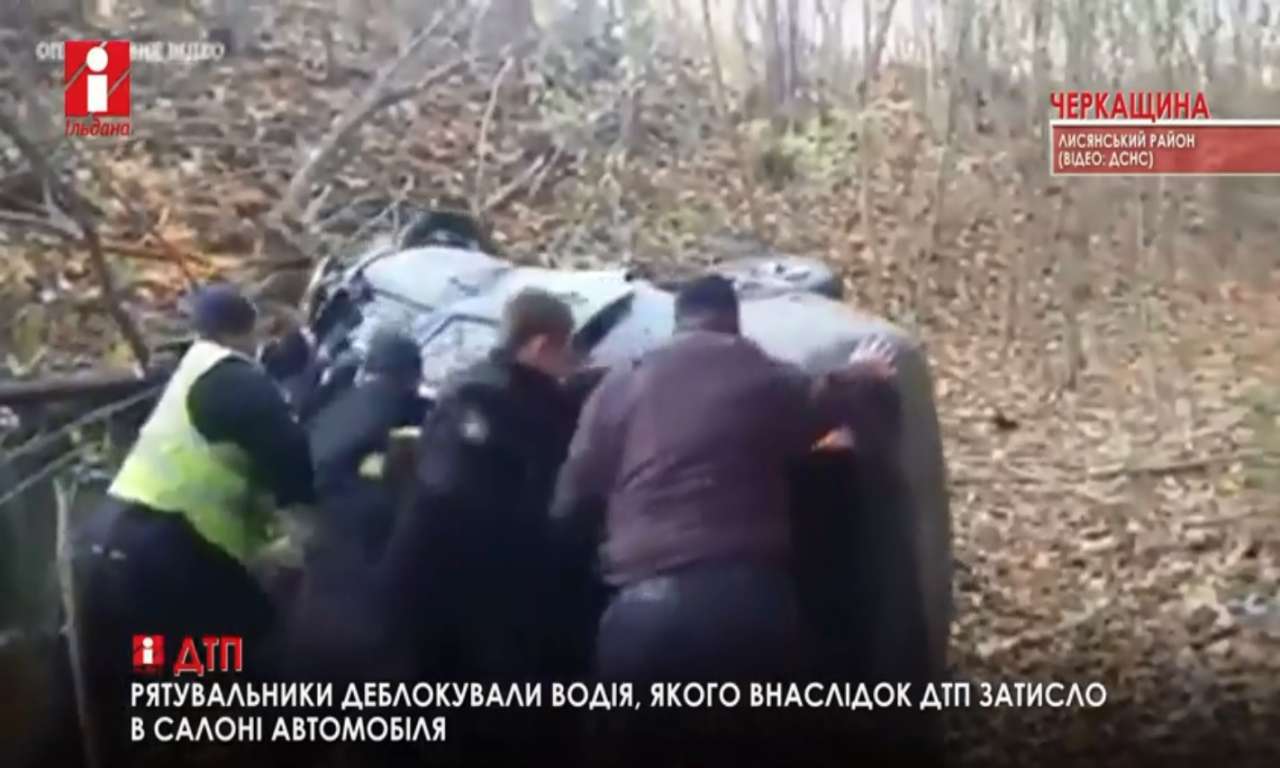 Поблизу Журжинців сталася ДТП: водія з авто діставали рятувальники (ВІДЕО)